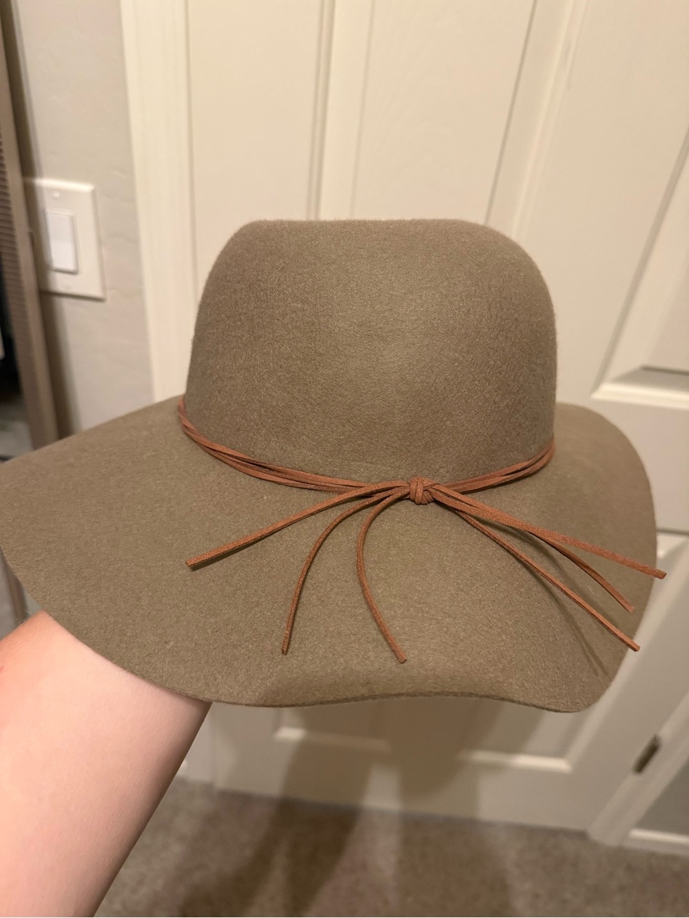 Classic Wide-Brim Wool Hat in Brown with Leather Tie